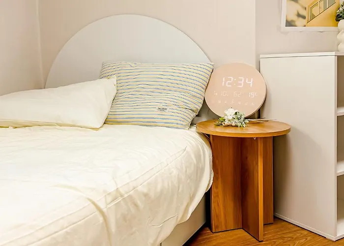 304hongdae Station Area, Yeonnam, Hongdae Street, 15 Minutes From Itaewon, Single Accommodation, Fully Furnished