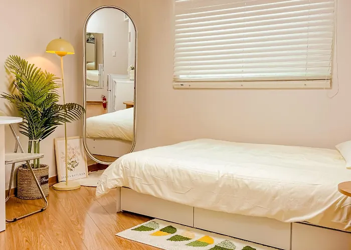 304hongdae Station Area, Yeonnam, Hongdae Street, 15 Minutes From Itaewon, Single Accommodation, Fully Furnished Seoel