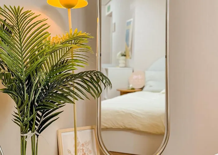 304hongdae Station Area, Yeonnam, Hongdae Street, 15 Minutes From Itaewon, Single Accommodation, Fully Furnished *