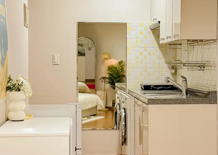 304hongdae Station Area, Yeonnam, Hongdae Street, 15 Minutes From Itaewon, Single Accommodation, Fully Furnished *