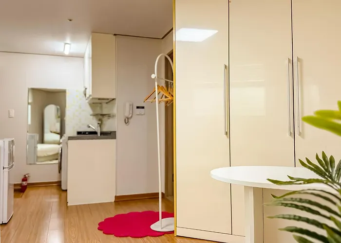 304hongdae Station Area, Yeonnam, Hongdae Street, 15 Minutes From Itaewon, Single Accommodation, Fully Furnished * Seoel