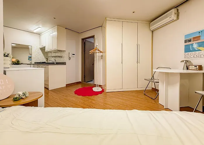 304hongdae Station Area, Yeonnam, Hongdae Street, 15 Minutes From Itaewon, Single Accommodation, Fully Furnished *
