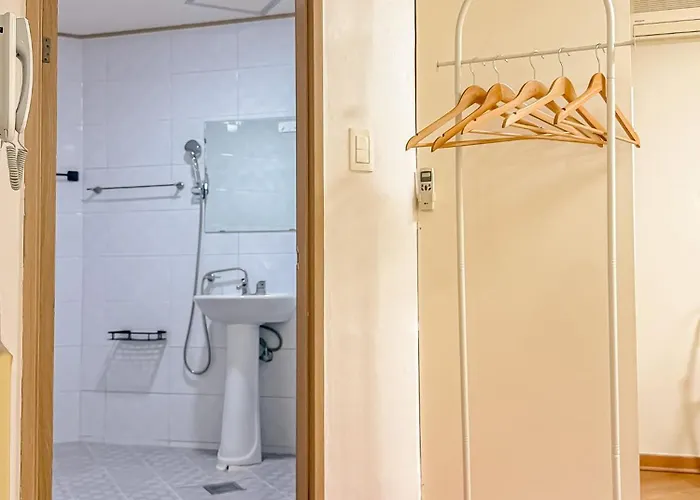 304hongdae Station Area, Yeonnam, Hongdae Street, 15 Minutes From Itaewon, Single Accommodation, Fully Furnished